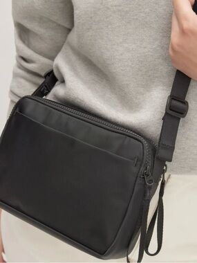 Everlane Black Recycled Nylon Camera Bag